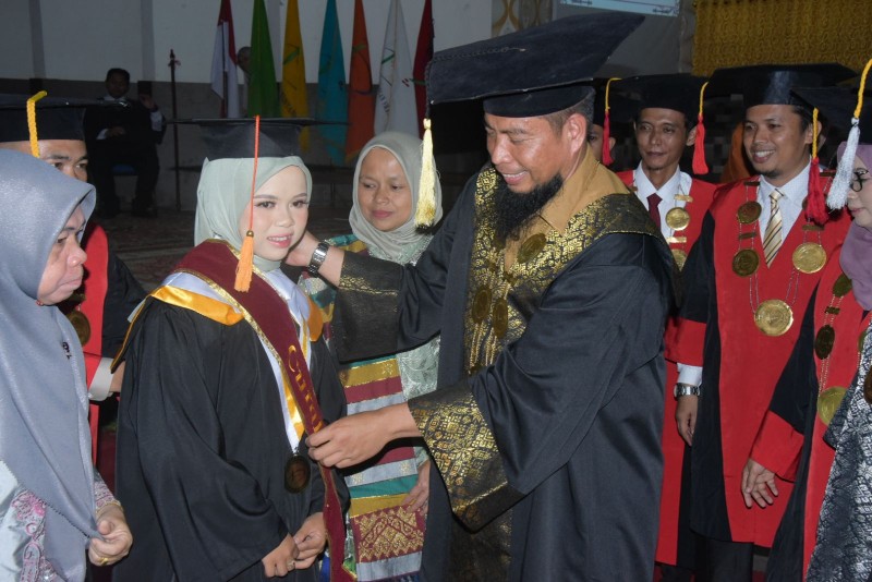 Asisten I Bidang Pemerintahan dan Kesejahteraan Rakyat Andris Wasono saat menghadiri wisuda sarjana ke-15 STIE Syariah Bengkalis (foto/zulkarnain)